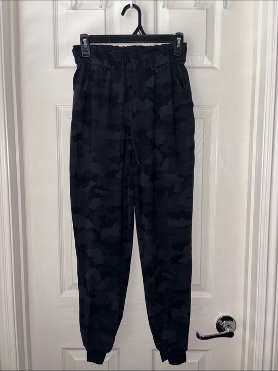 lululemon athletica Pants - lululemon athletica EUC Women's Black/Gray Camo Joggers - Size 4